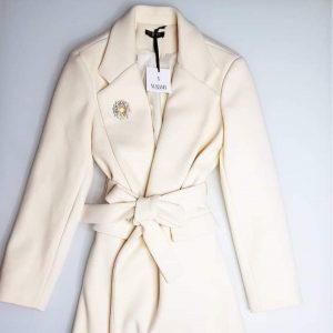 Cappotto Bianco con Cinta Bianca