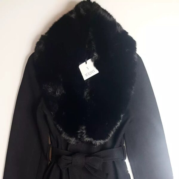 Cappotto Nero Classic con Collo in Ecopelliccia